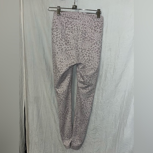 All Fenix Leggings Light Gray Stone
Cheetah Print 7/8 Compression Legging 🌵xs - Picture 7 of 9